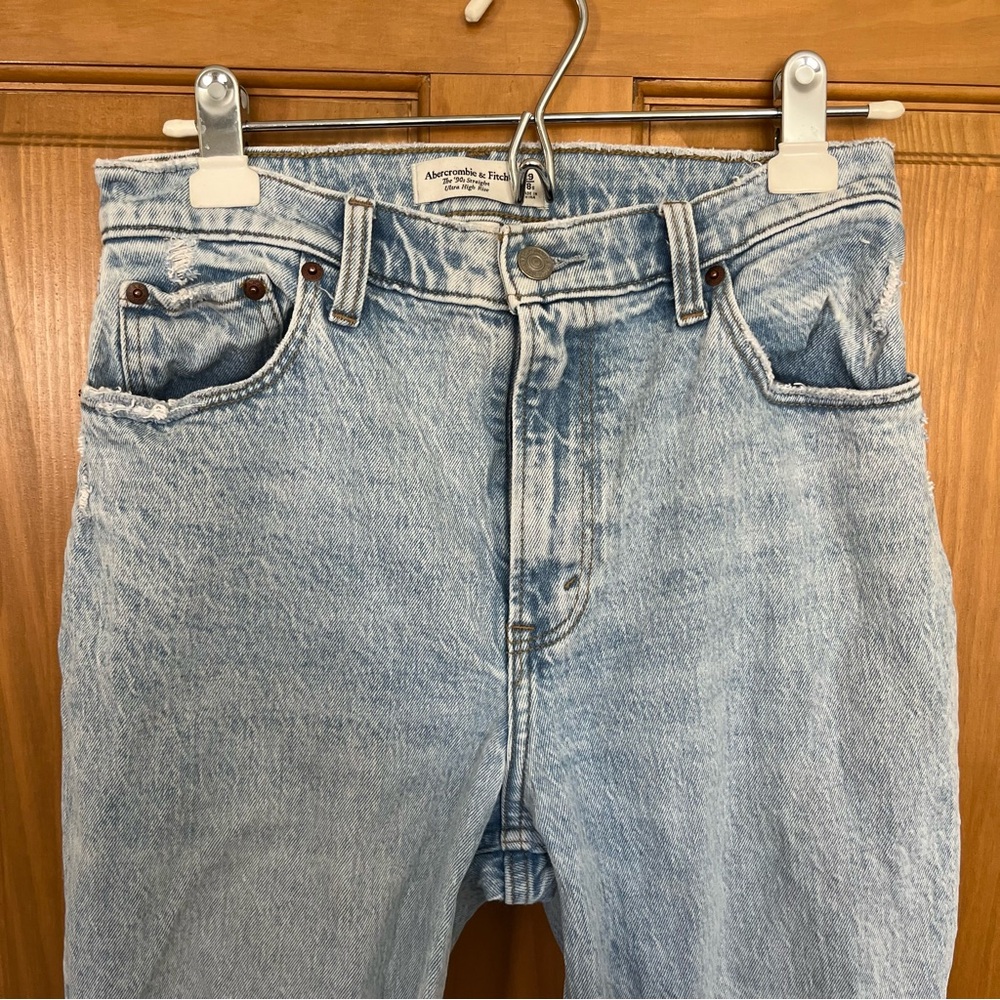 Abercrombie & Fitch Curve Love 90’s Straight Ultra High Rise Light Wash Jeans
